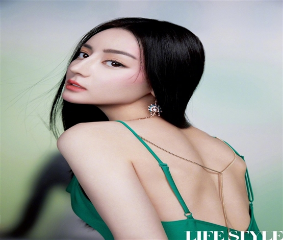 迪丽热巴黑长直发型秀美背对镜