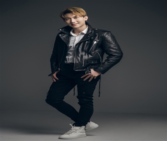 王龙华黑色夹克轻奢酷男范儿