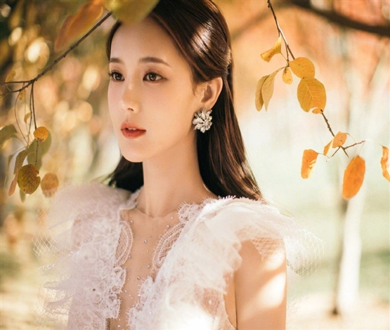 李一桐秋日纯白纱裙