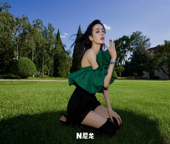 迪丽热巴夏日绿意大片曝光