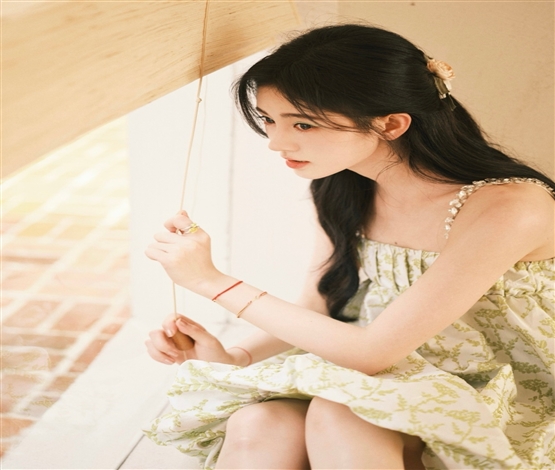 鞠婧祎夏日写真曝光 一袭吊带裙甜美可人