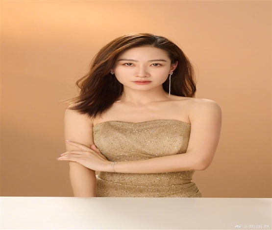 陶昕然穿金色长裙似美人鱼