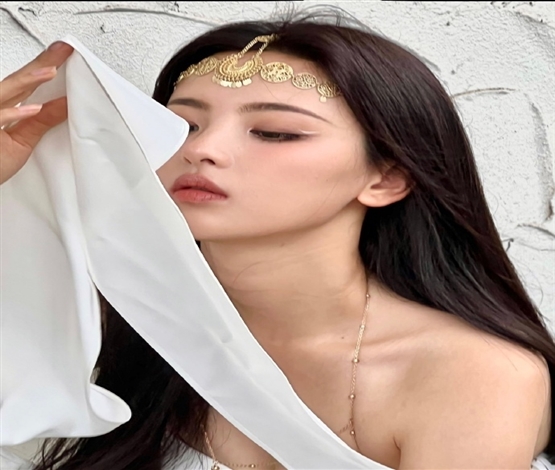 杨超越身着抹胸白裙