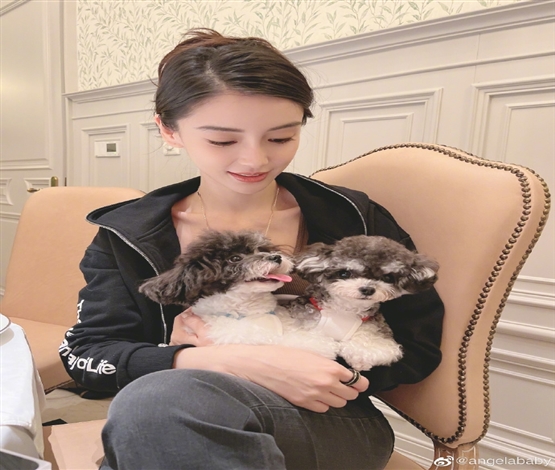 baby晒与狗狗合照 妆容精致气质温柔