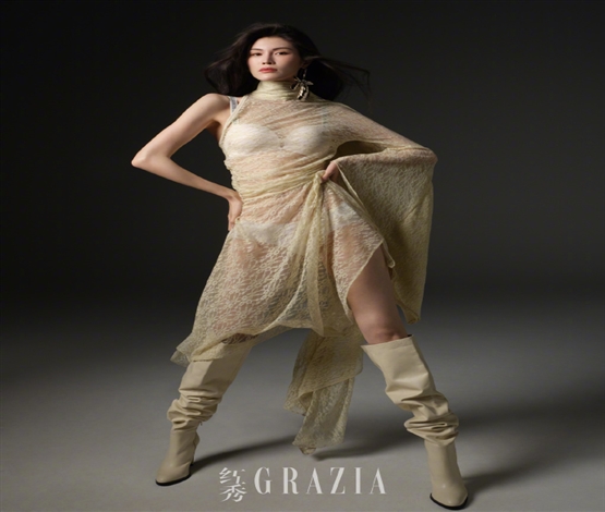 何穗奚梦瑶合体登上杂志封面 各具风格同框比美
