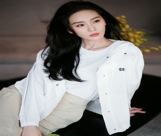 刘诗诗运动装休闲随拍