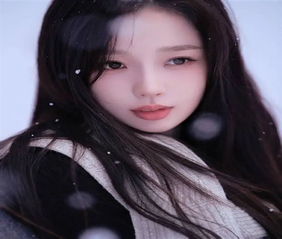 虞书欣雪中戴围巾玩雪笑容温暖