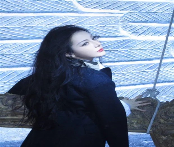 迪丽热巴复古名媛造型尽显女王气质