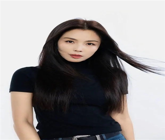 刘涛黑长直戴墨镜皮手套又美又飒