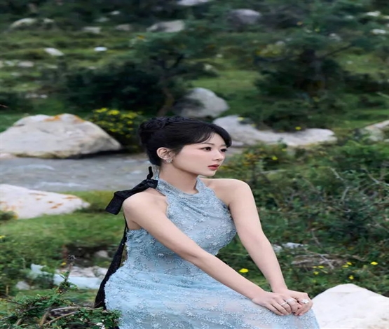 杨紫一袭浅蓝色长裙温柔似水