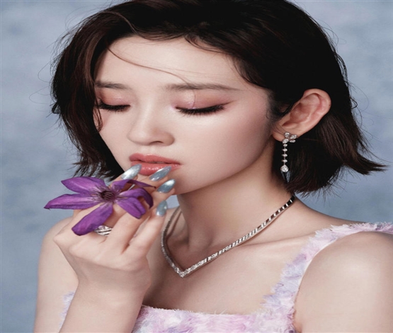 唐艺昕这组灰调繁花大片