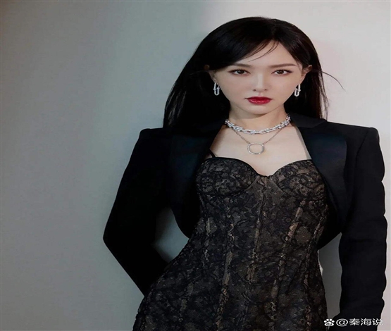 唐嫣黑色蕾丝吊带裙外搭小西装