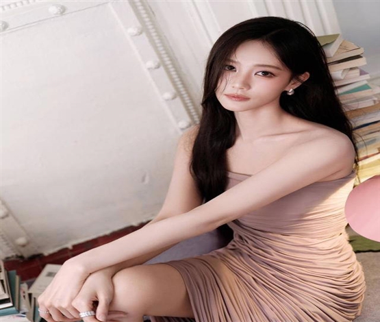 李一桐粉色造型完美勾勒身材